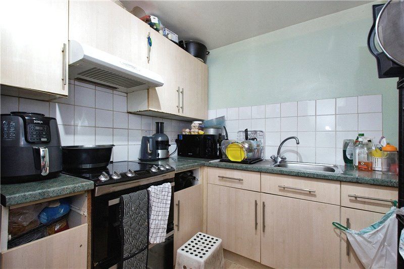 2 bed flat for sale in Plumstead Road, London SE18, £275,000