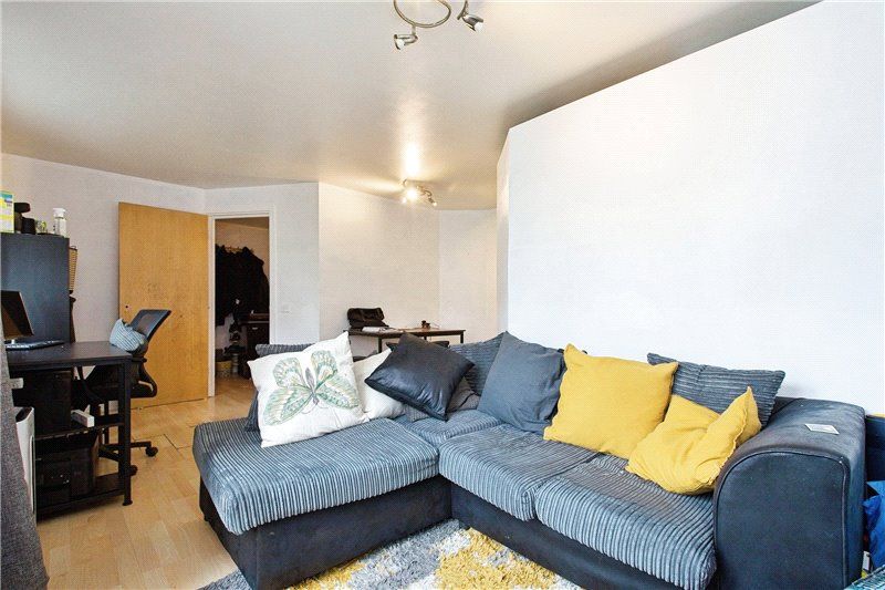 2 bed flat for sale in Plumstead Road, London SE18, £275,000