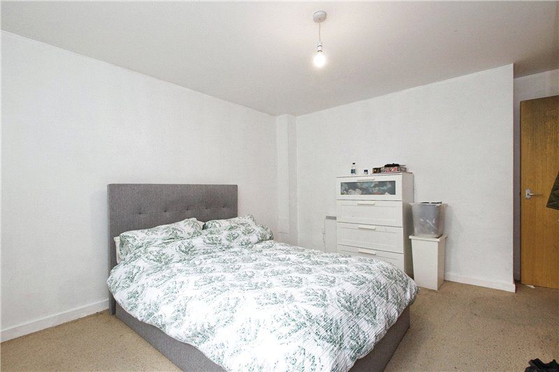 2 bed flat for sale in Plumstead Road, London SE18, £275,000