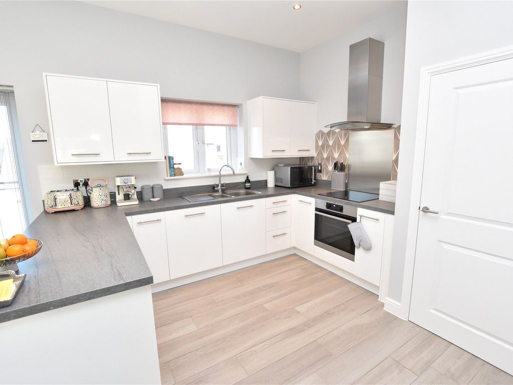 2 bed flat for sale in Brodsworth Close, Leeds, West Yorkshire LS15, £245,000