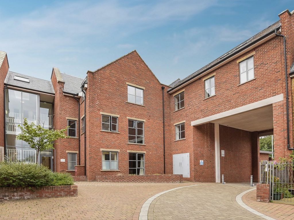 2 bed flat for sale in Paynes Park, Hitchin SG5, £315,000
