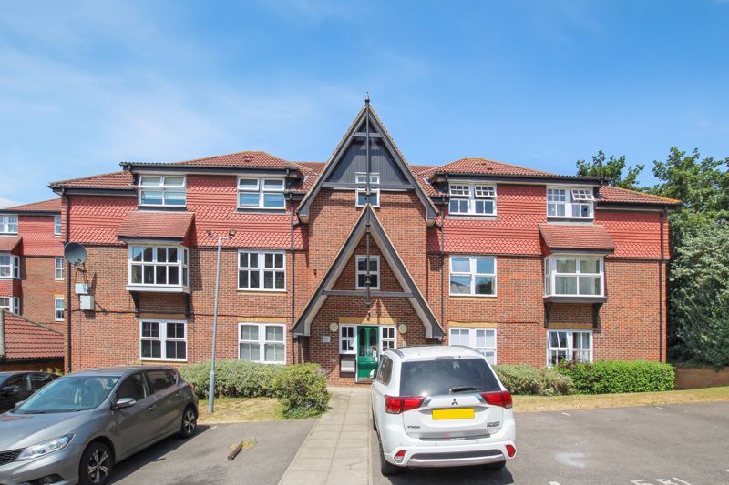 2 bed flat for sale in Grange Crescent, Dartford DA2, £230,000