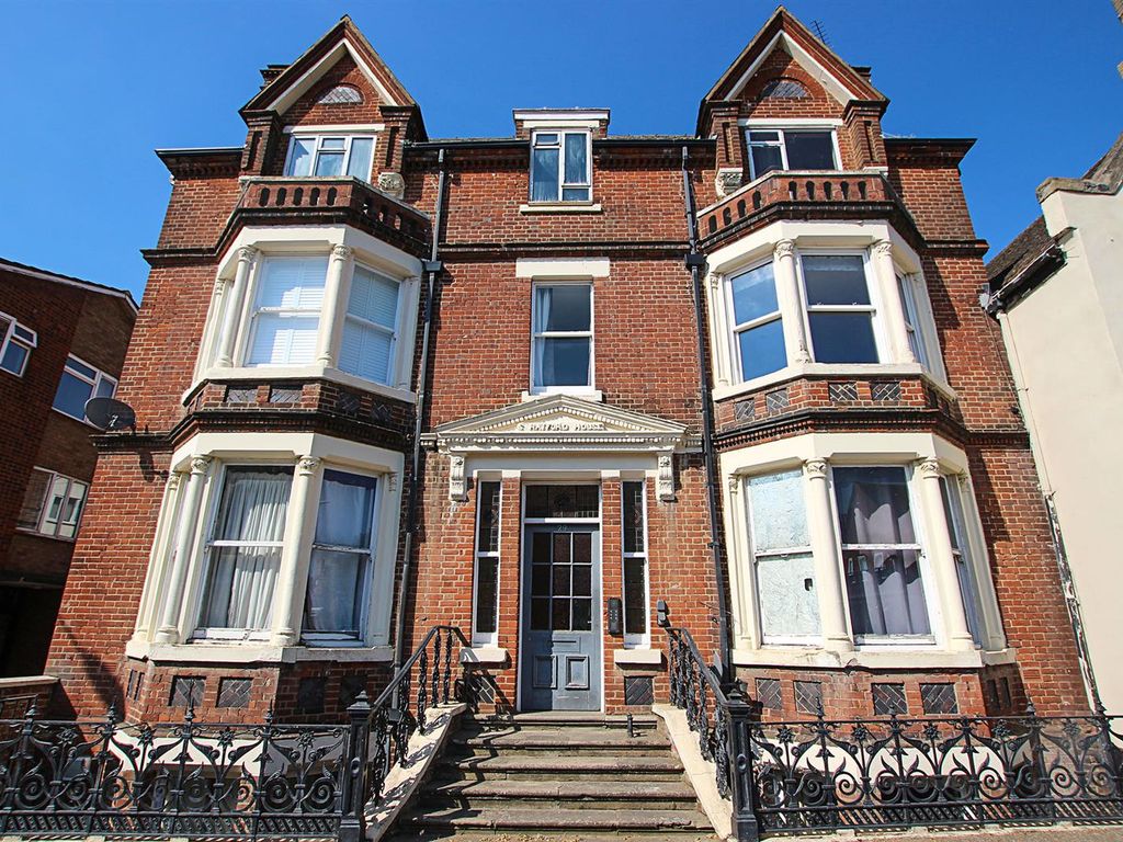2 bed flat for sale in Old Station Road, Newmarket CB8, £150,000
