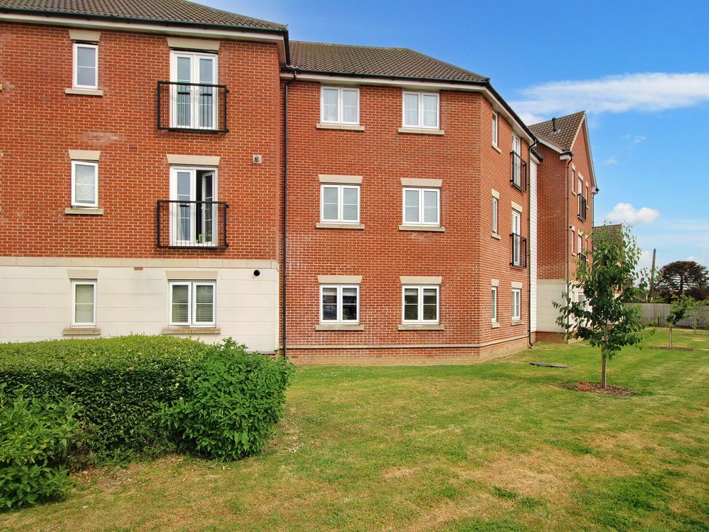 2 bed flat for sale in School Avenue, Basildon SS15, £260,000