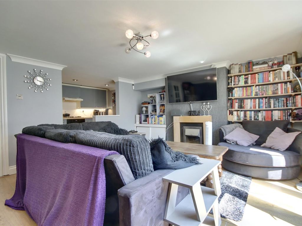 2 bed flat for sale in Auckland Road East, Southsea PO5, £200,000