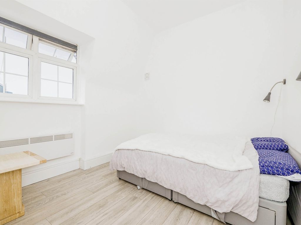 1 bed flat for sale in Westgate Street, Cardiff CF10, £140,000