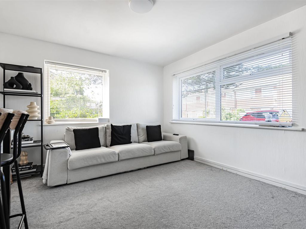2 bed flat for sale in Barnwood Close, Reading RG30, £200,000
