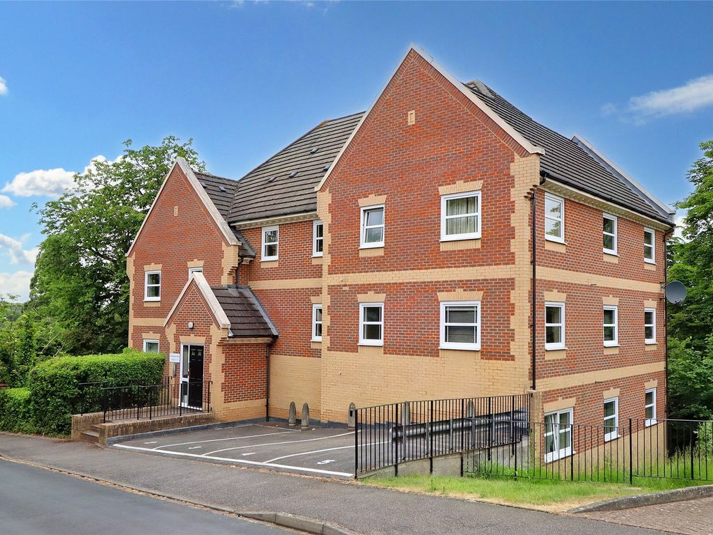 2 bed flat for sale in Woking, Surrey GU21, £275,000