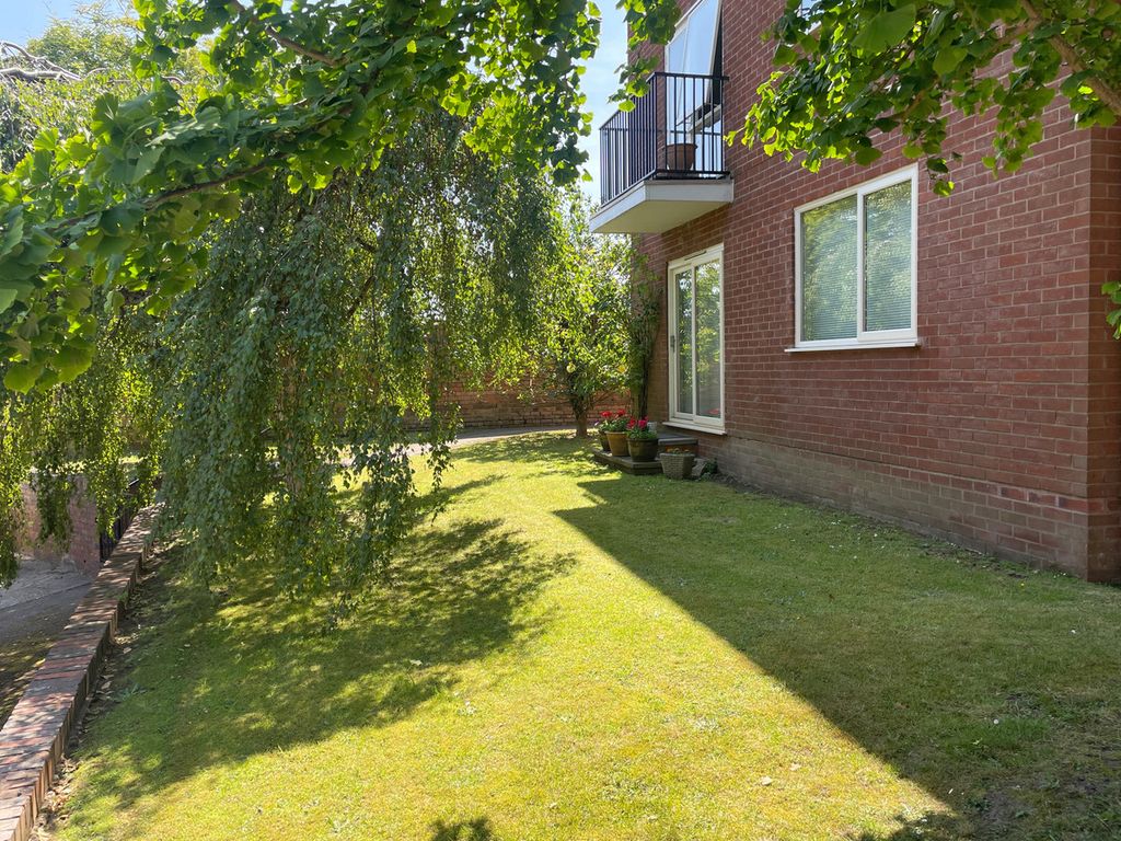 1 bed flat for sale in The Butts, Warwick CV34, £180,000