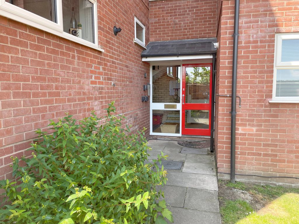 1 bed flat for sale in The Butts, Warwick CV34, £180,000