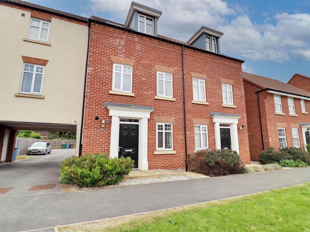 3 bed town house for sale in Broad Avenue, Hessle HU13, £249,995