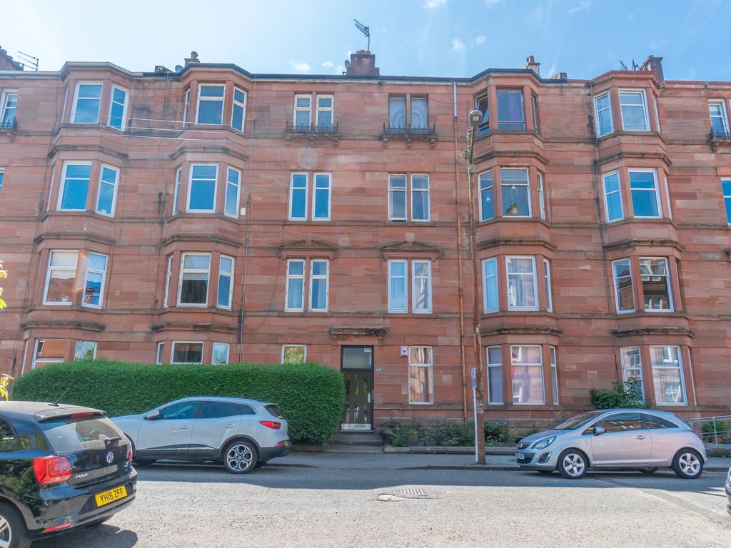 2 bed flat for sale in Ledard Road, Glasgow G42, £203,000