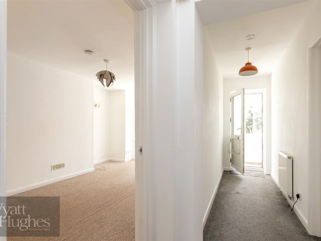 2 bed flat for sale in Elphinstone Road, Hastings TN34, £185,000