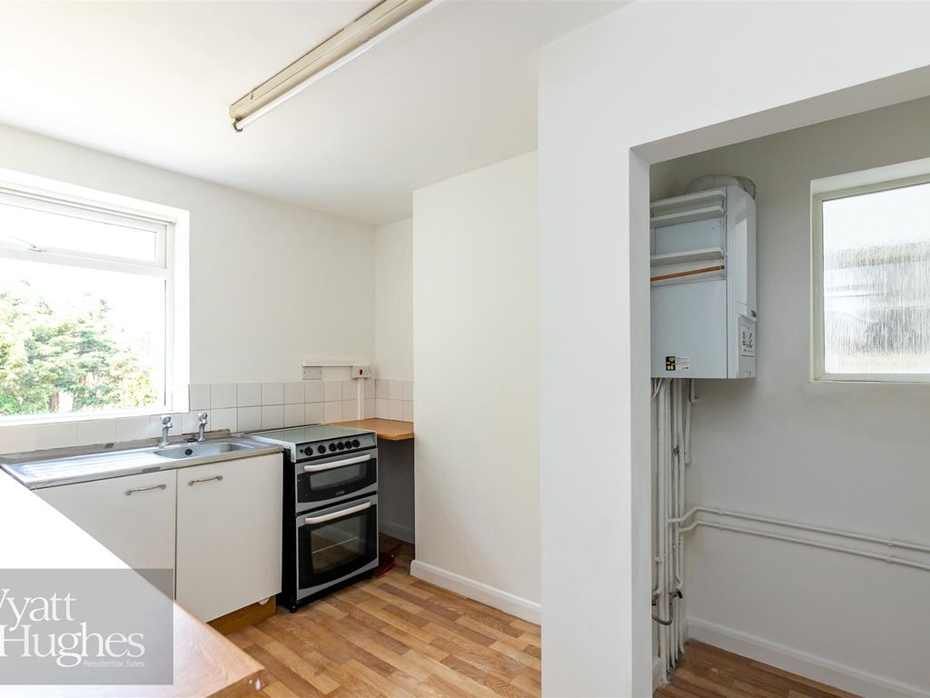 2 bed flat for sale in Elphinstone Road, Hastings TN34, £185,000