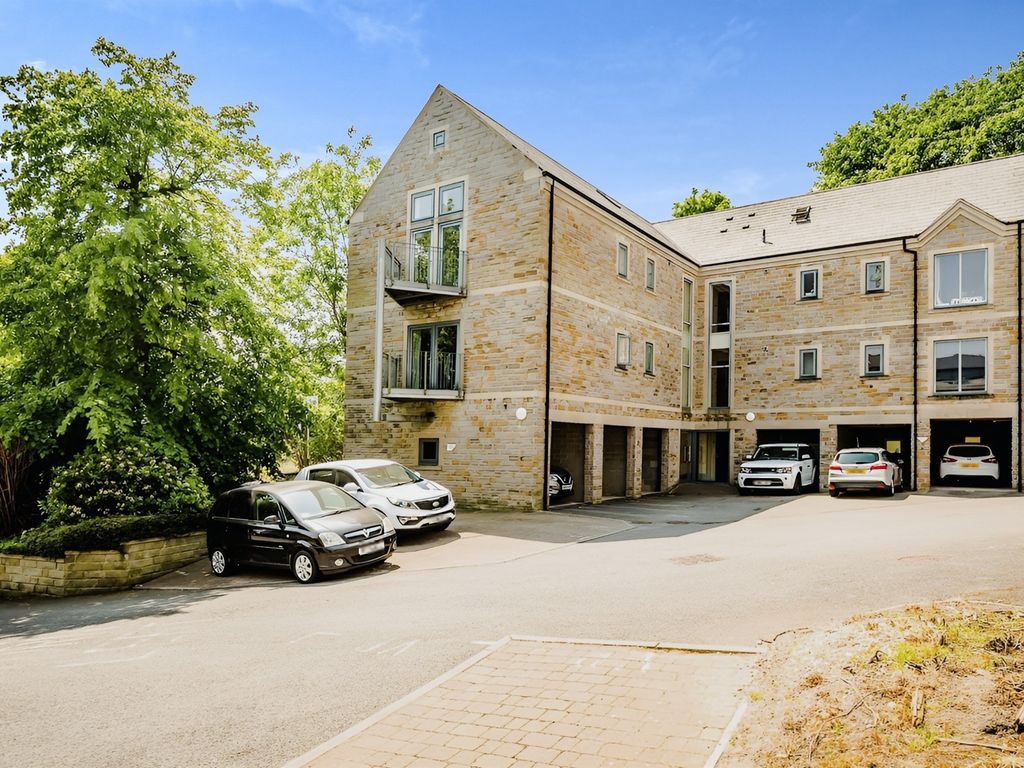 3 bed flat for sale in King Cross Street, Halifax HX1, £130,000