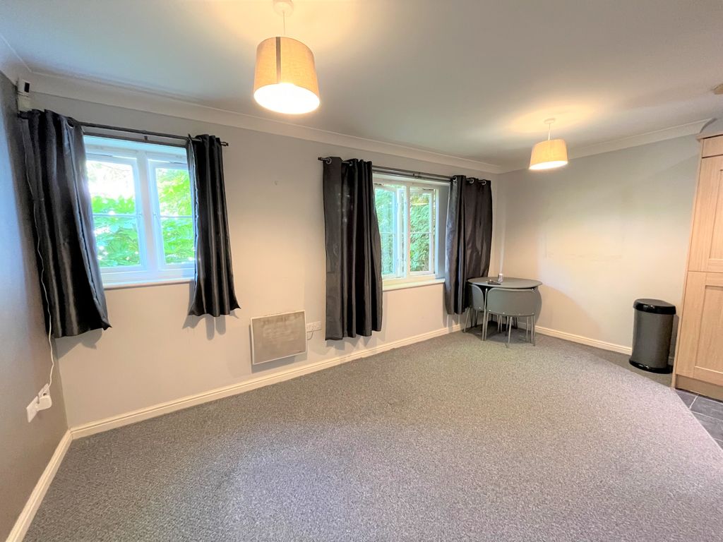 2 bed flat for sale in Rochforte House, Roche Close, Rochford SS4, £175,000