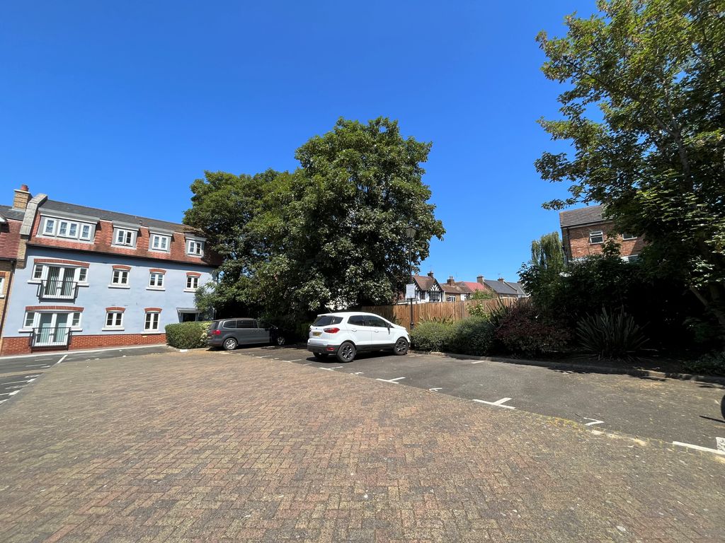 2 bed flat for sale in Rochforte House, Roche Close, Rochford SS4, £175,000