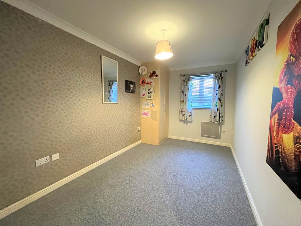 2 bed flat for sale in Rochforte House, Roche Close, Rochford SS4, £175,000