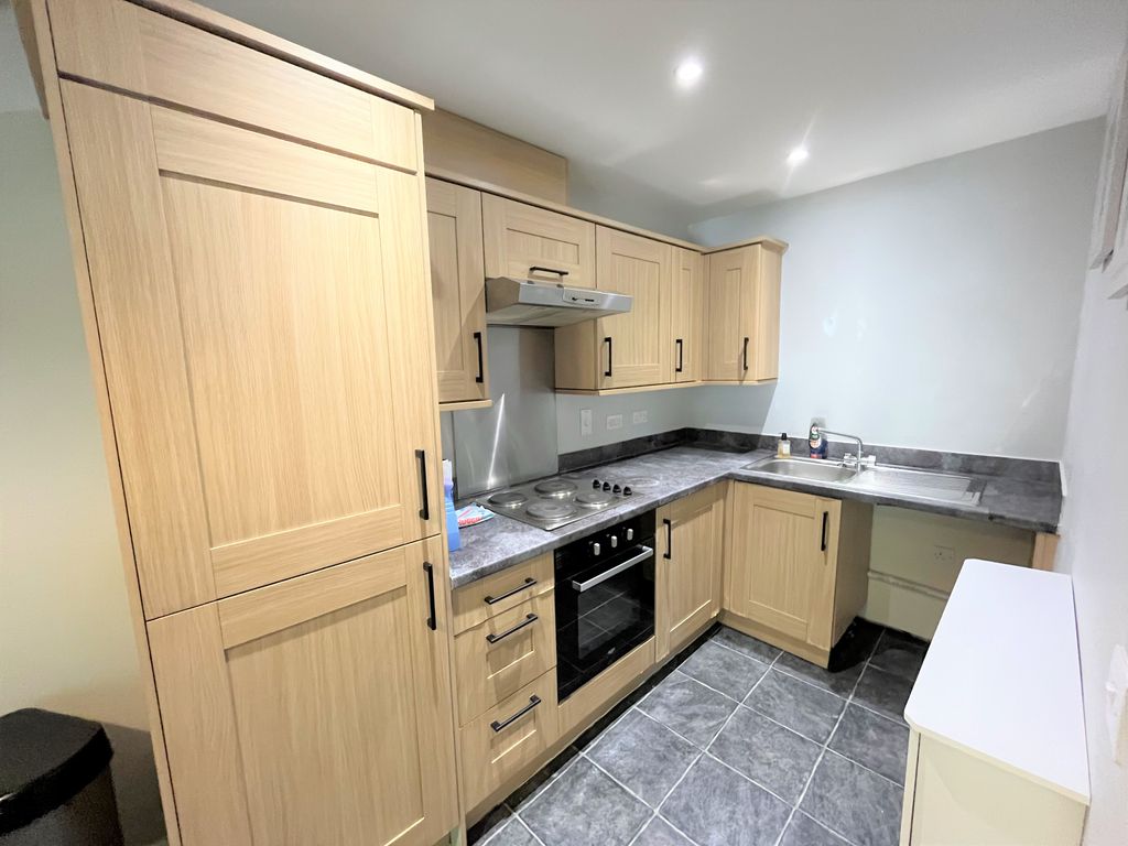 2 bed flat for sale in Rochforte House, Roche Close, Rochford SS4, £175,000