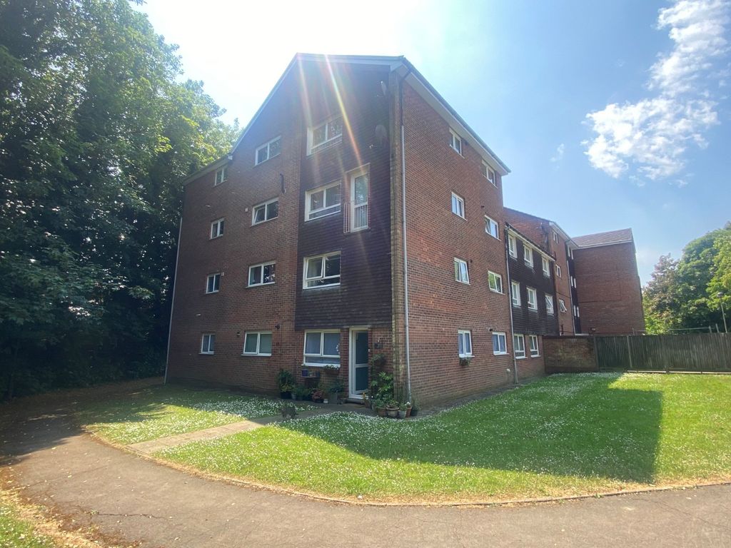2 bed flat for sale in Park Place, Amersham, Bucks HP6, £290,000