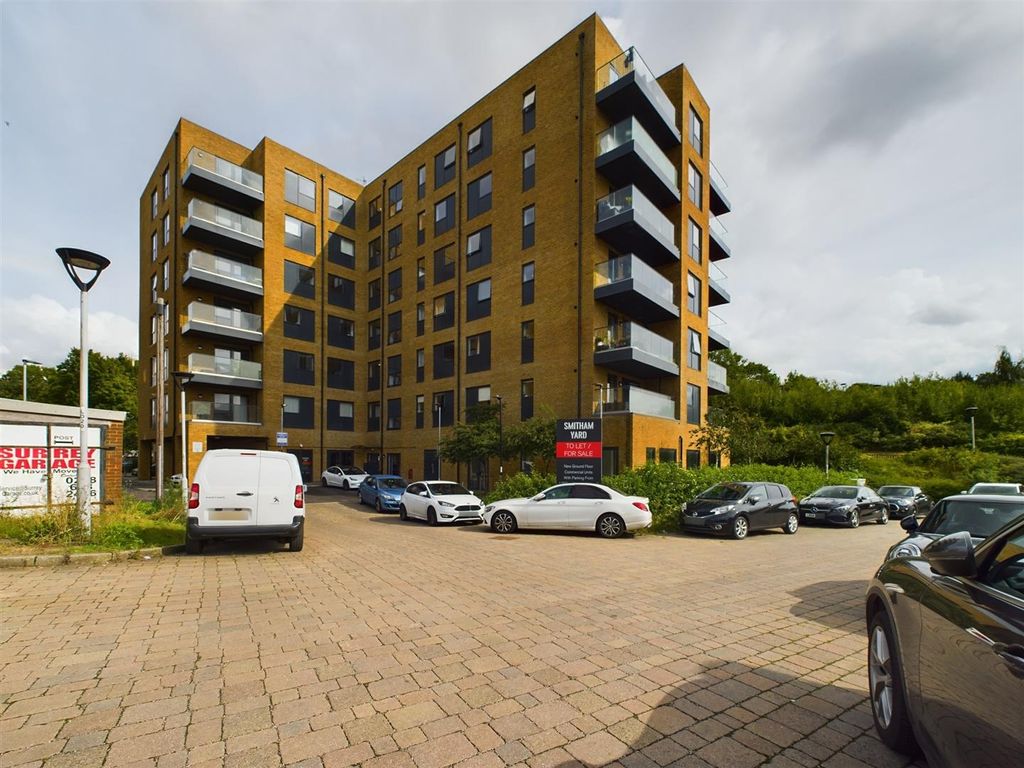 2 bed flat for sale in Leaden Hill, Coulsdon CR5, £305,000