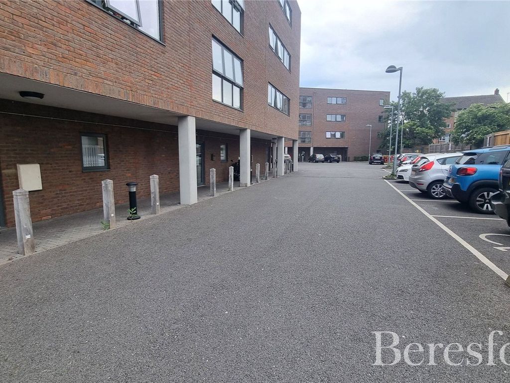 1 bed flat for sale in Dreywood Court, 53 Squirrels Heath Lane RM2, £165,000