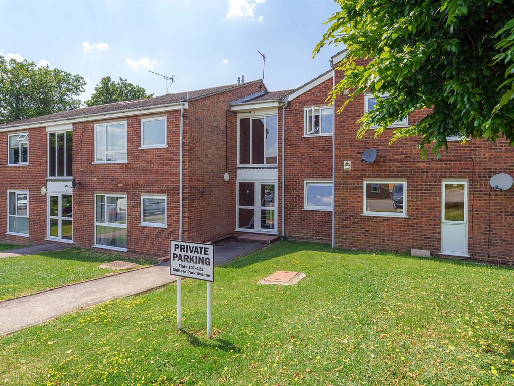 1 bed flat for sale in Chiltern Park Avenue, Berkhamsted HP4, £210,000