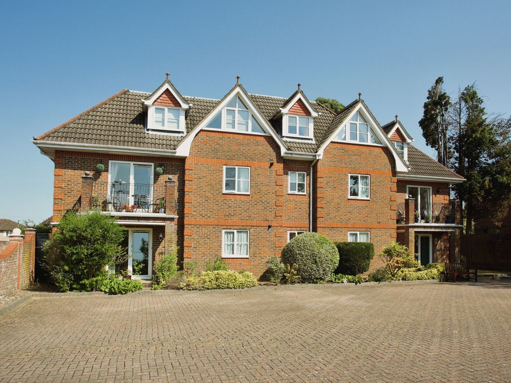 2 bed flat for sale in Winchester Road, Chandler's Ford, Eastleigh, Hampshire SO53, £290,000