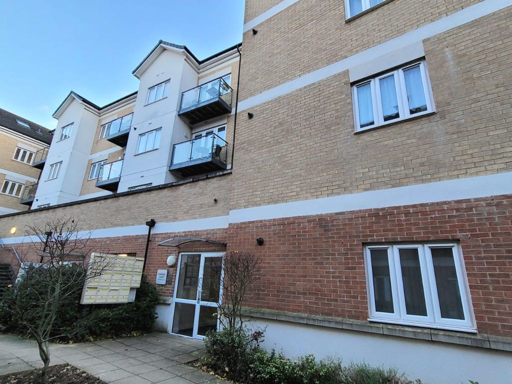 1 bed flat for sale in Ley Farm Close, Garston, Watford WD25, £235,000