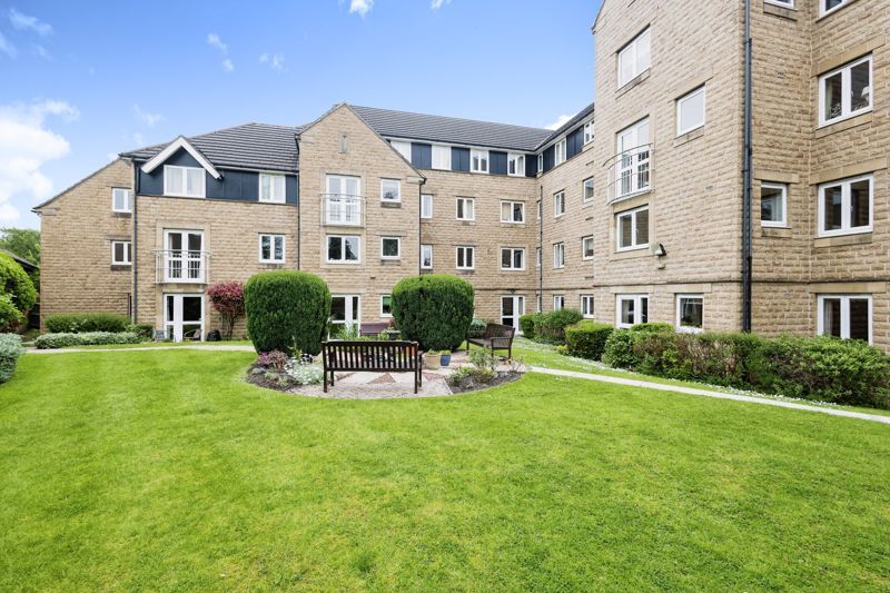 2 bed flat for sale in Carnegie Court, Ilkley LS29, £180,000