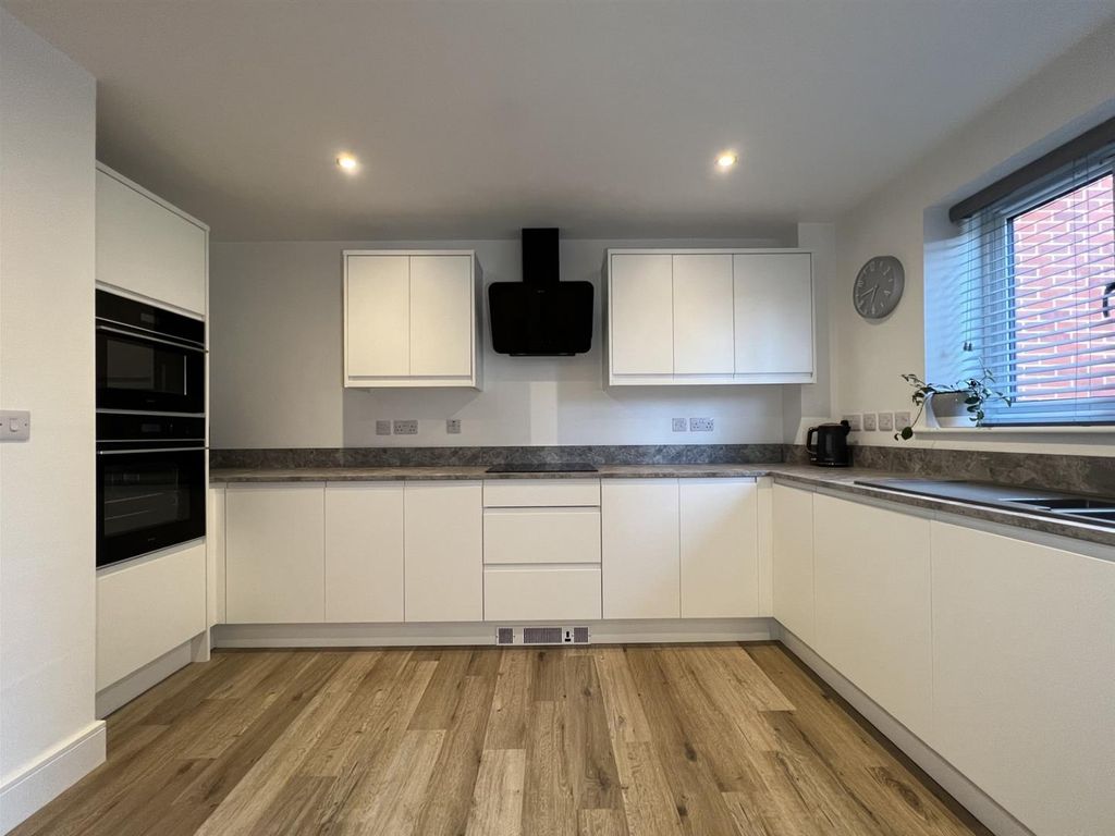 2 bed flat for sale in Wymondham NR18, £220,000