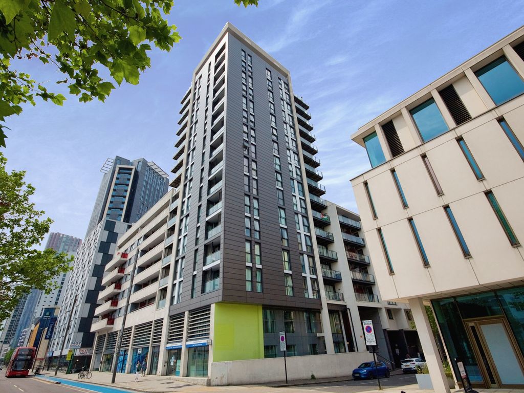 1 bed flat for sale in Ward Road, London E15, £325,000