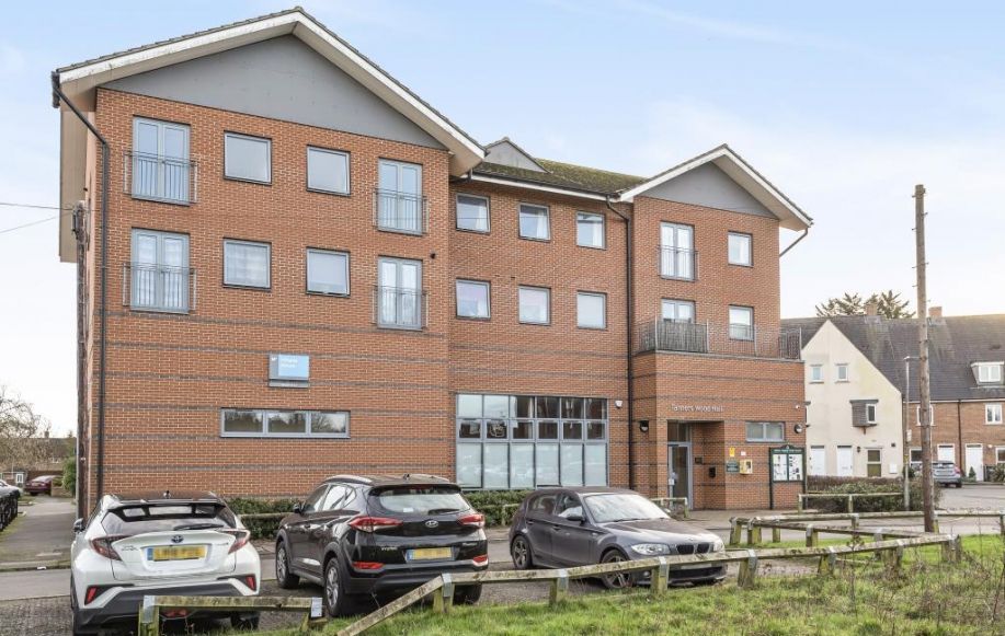 2 bed flat for sale in School Mead, Abbots Langley WD5, £148,500