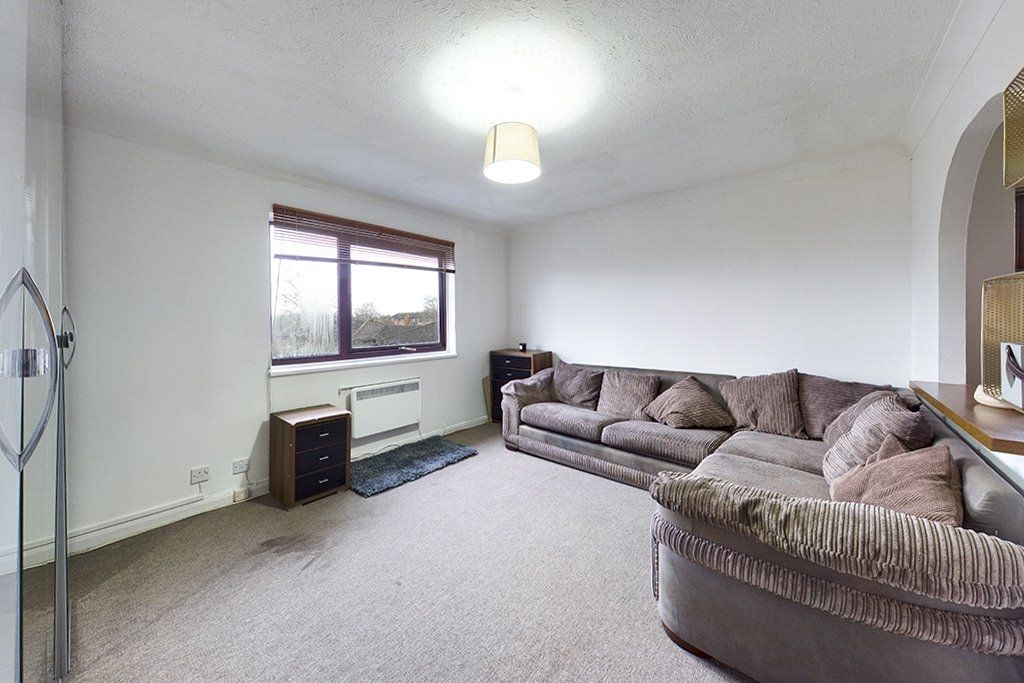 1 bed flat for sale in Robins Close, Uxbridge UB8, £214,950