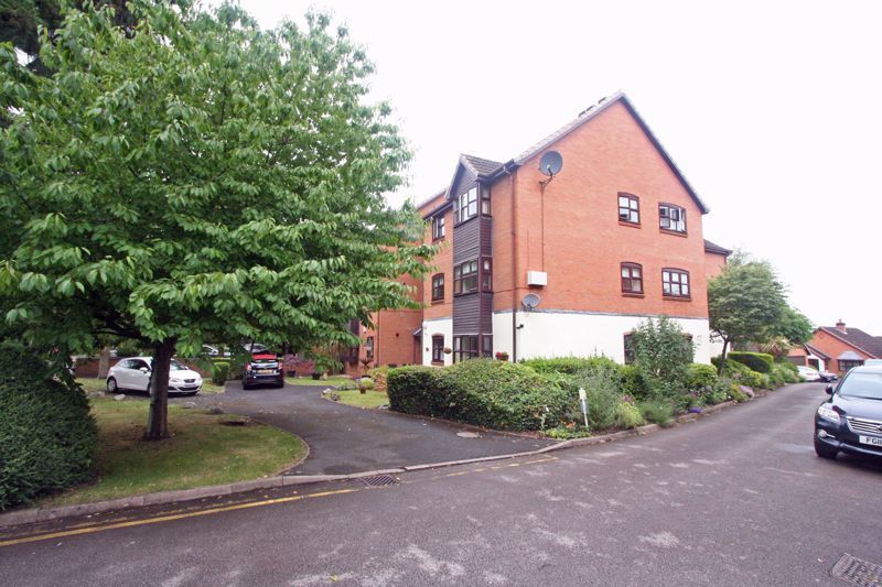 2 bed flat for sale in Stourbridge, Pedmore, Redlake Road DY9, £179,950