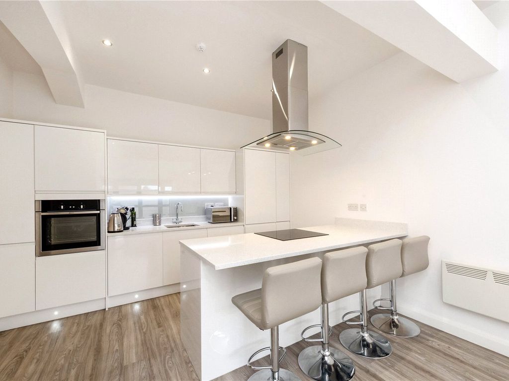 2 bed flat for sale in Macclesfield Road, Wilmslow SK9, £274,950