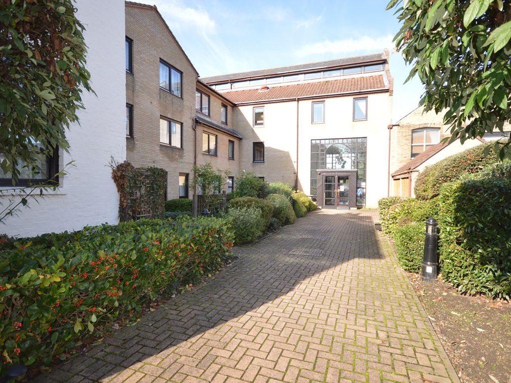1 bed flat for sale in Albion Court, Chelmsford, Chelmsford CM2, £120,000