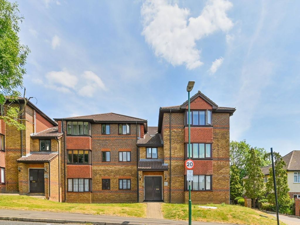 1 bed flat for sale in Benhill Wood Road, Sutton SM1, £240,000