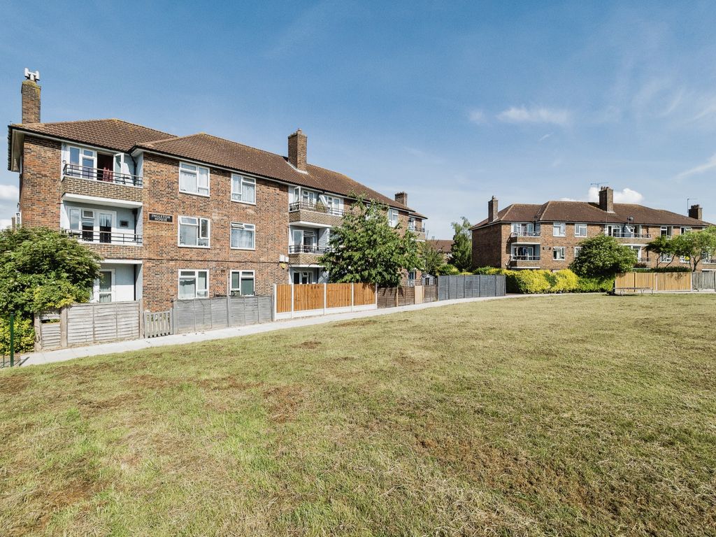 1 bed flat for sale in Kings Lynn Drive, Romford RM3, £170,000