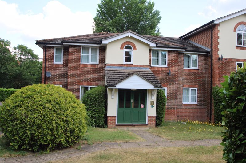 1 bed flat for sale in Alexandra Park, Queen Alexandra Road, High Wycombe HP11, £179,950