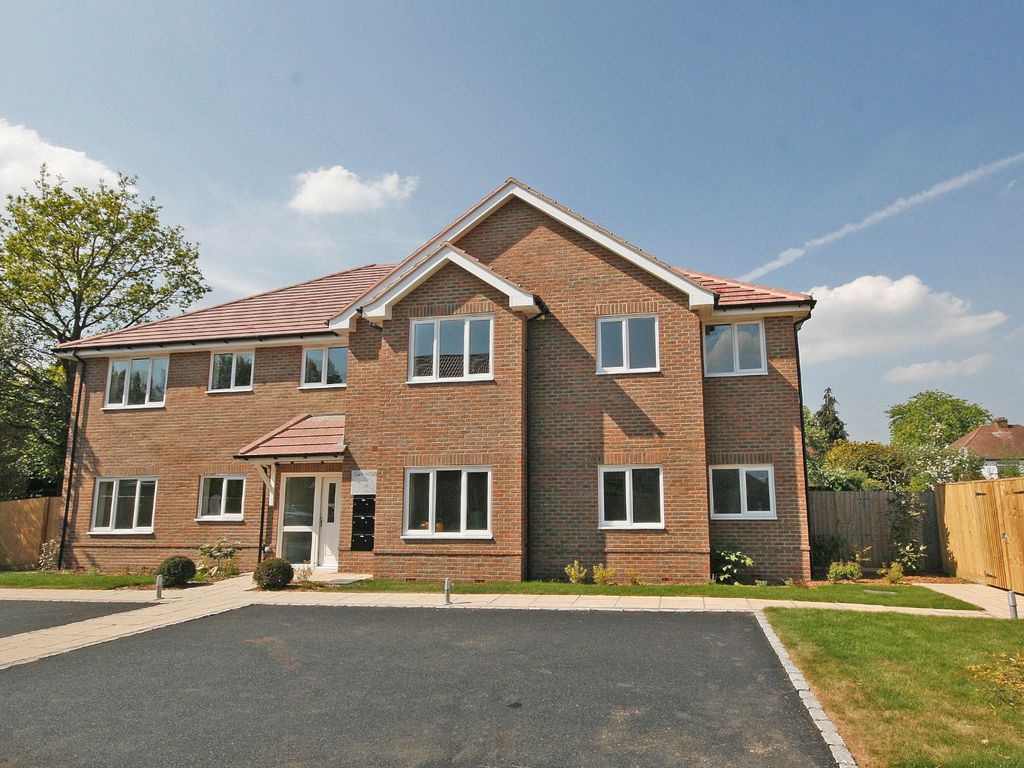 2 bed flat for sale in New Haw, Surrey KT15, £310,000