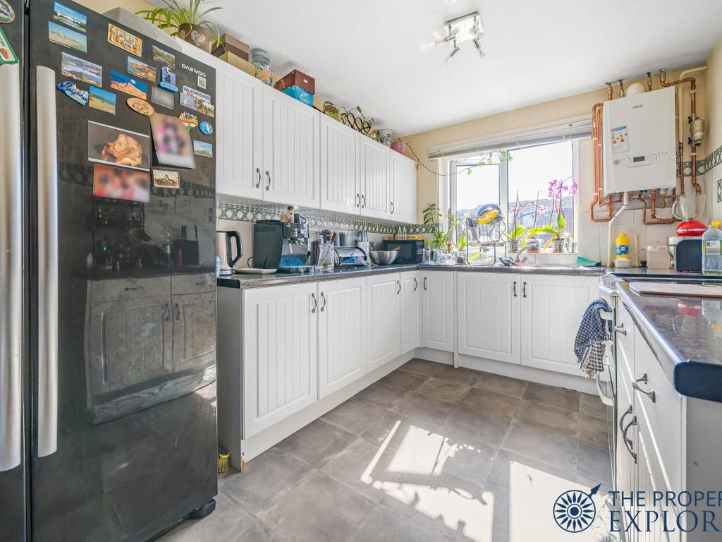 3 bed terraced house for sale in Quilter Road, Basingstoke RG22, £250,000