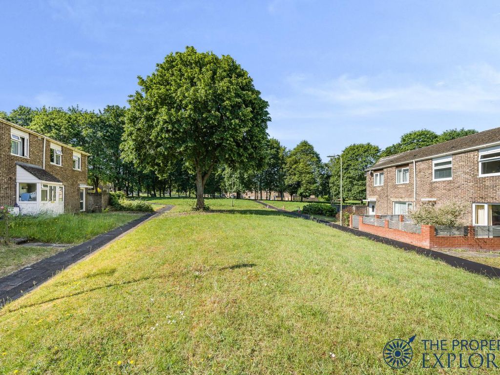 3 bed terraced house for sale in Quilter Road, Basingstoke RG22, £250,000