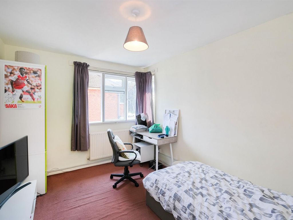 2 bed flat for sale in Hatch Lane, London E4, £275,000