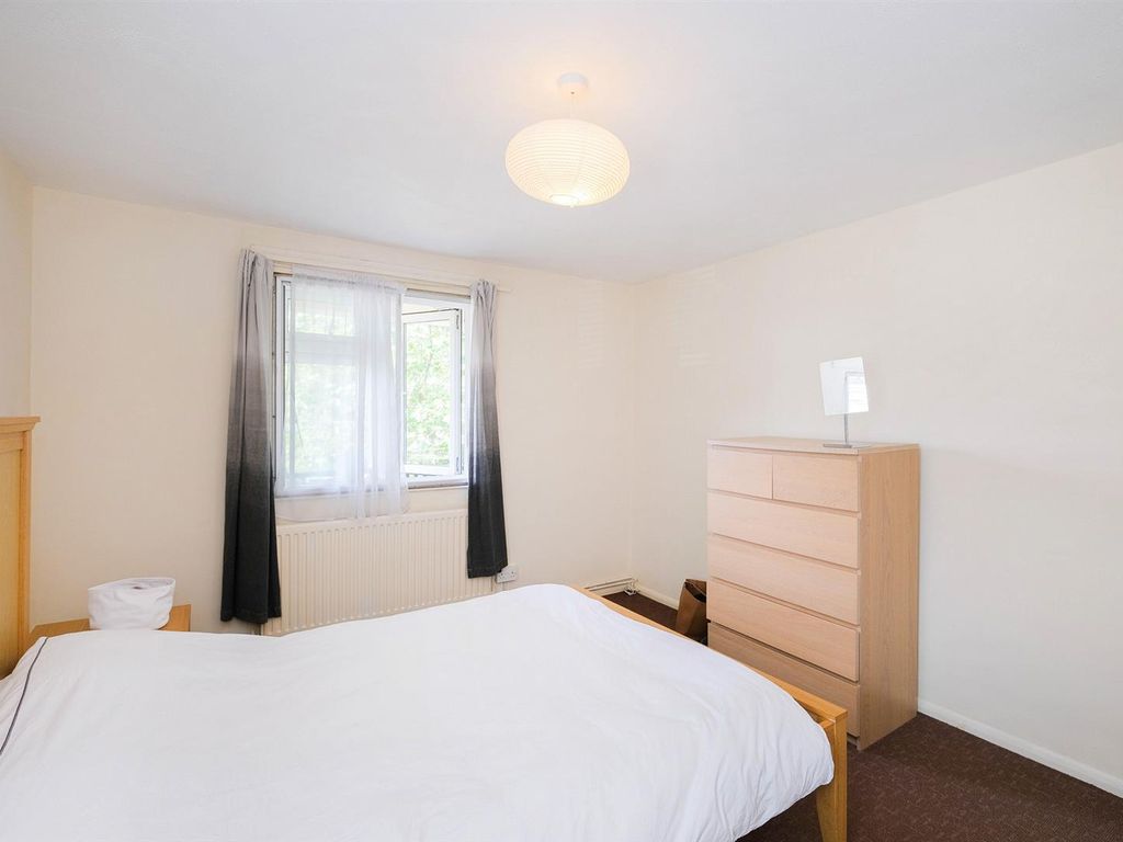 2 bed flat for sale in Hatch Lane, London E4, £275,000