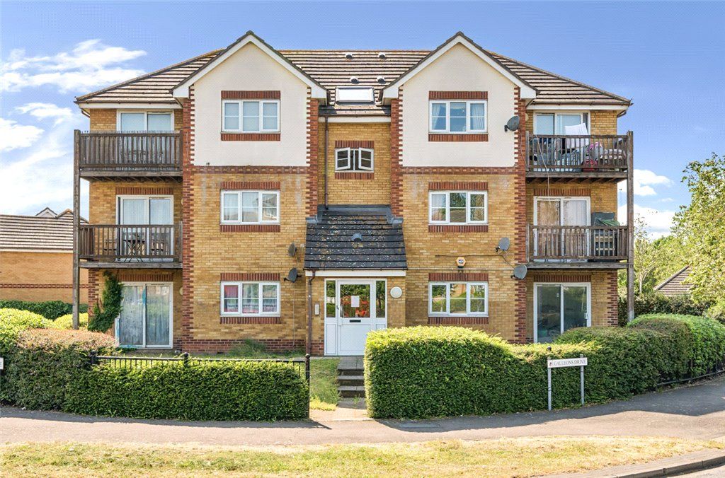 2 bed flat for sale in Marine Drive, Barking IG11, £225,000