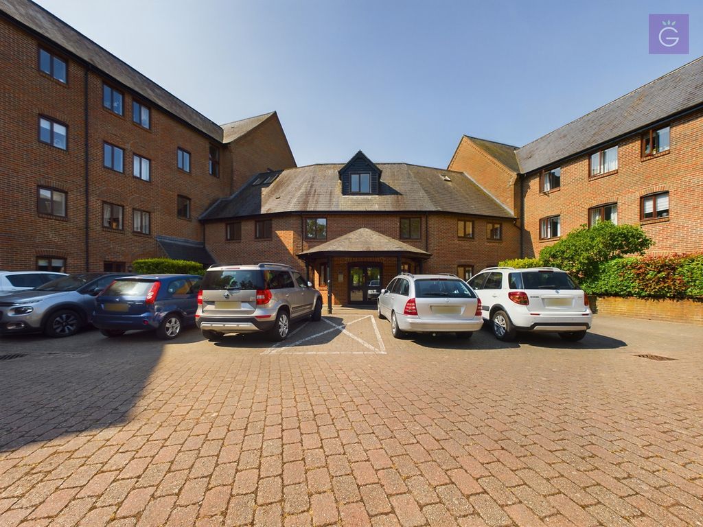 2 bed flat for sale in Old Silk Mill, Twyford RG10, £240,000