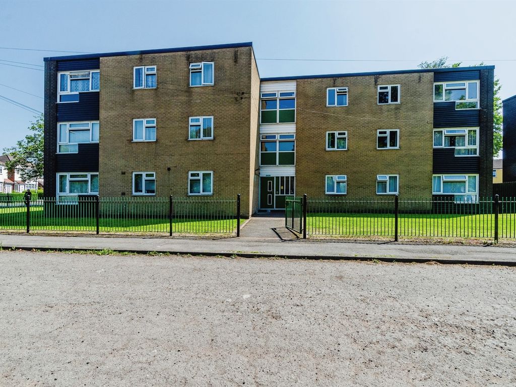 2 bed flat for sale in Reedswood Gardens, Walsall WS2, £90,000