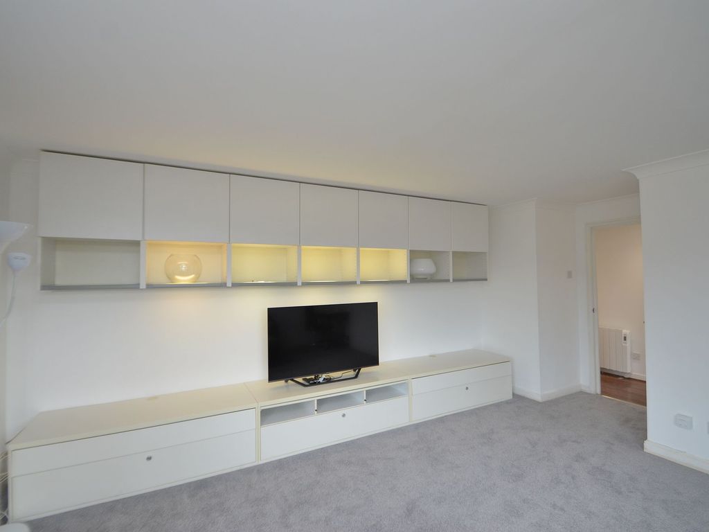 2 bed flat for sale in Penn Road, Bletchley MK2, £225,000