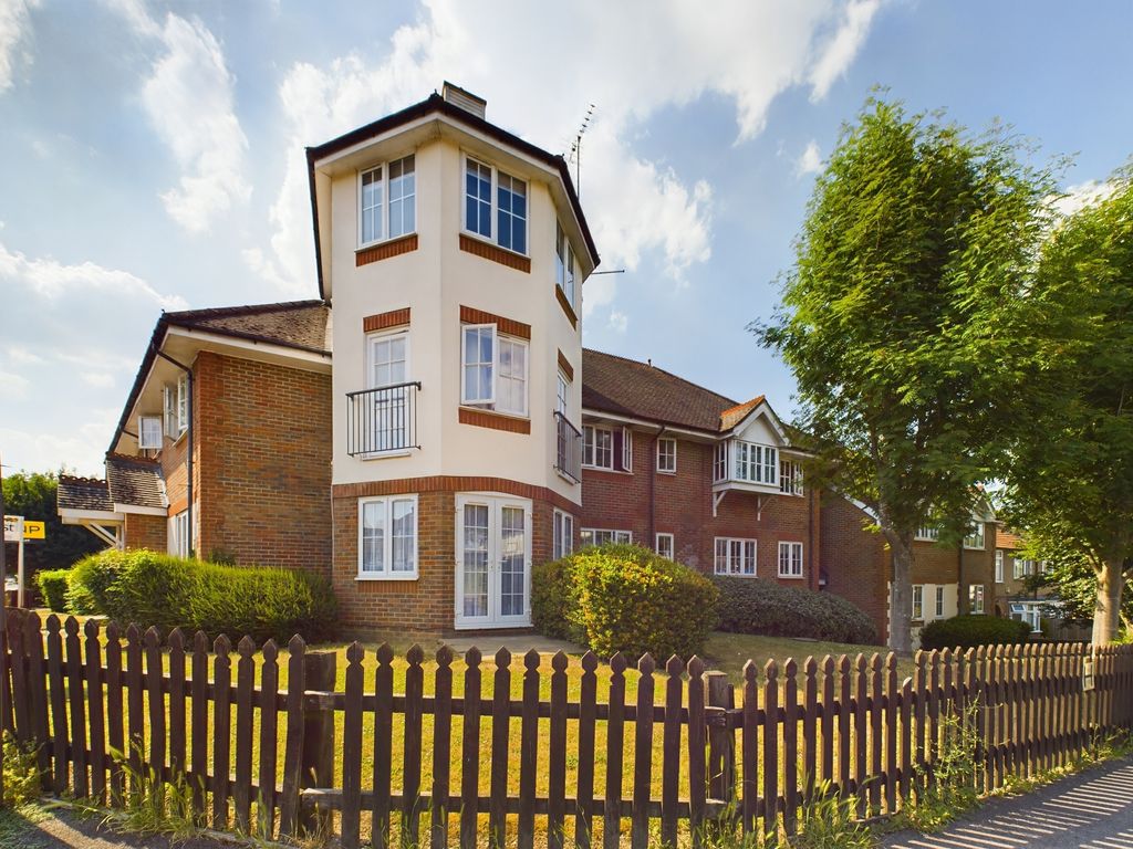 2 bed flat for sale in Langston Court, Gallows Lane, High Wycombe HP12, £250,000